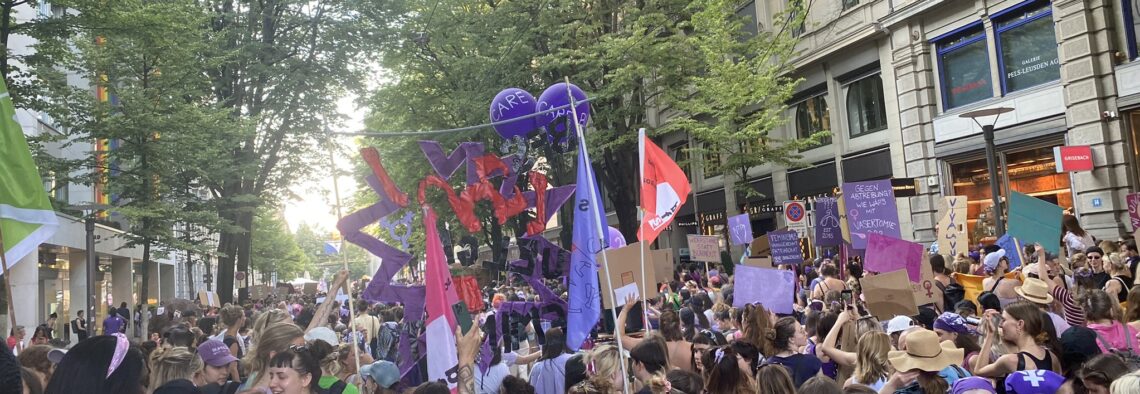 Viele Menschen bei einer Demonstration für Frauenrechte (Frauenstreik in Zürich)
